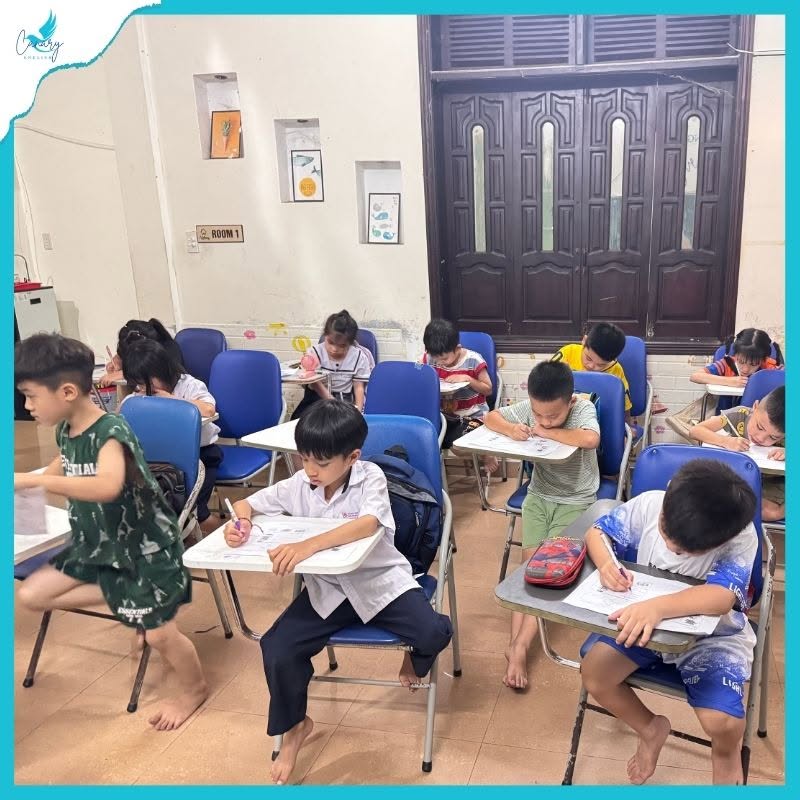 Học sinh học tiếng Anh